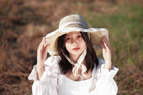 白色连衣裙戴帽美女写真图片